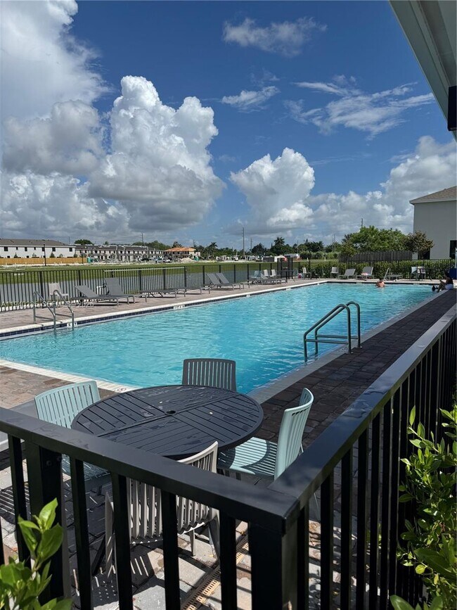 Photo - 466 NE 12th St