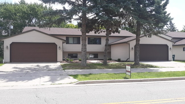 Building - Nicolet Townhomes