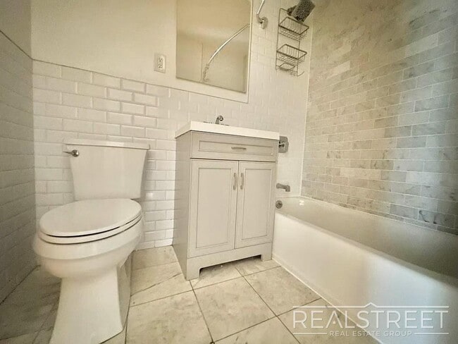 Photo - STUNNING 4 BEDROOM IN BRIGHT APARTMENT!