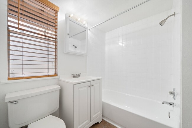 Photo - Seasons Beachfront - 1 & 2 Bedroom Floor Plans Available - Preferred Employer/Student & Senior Ci...