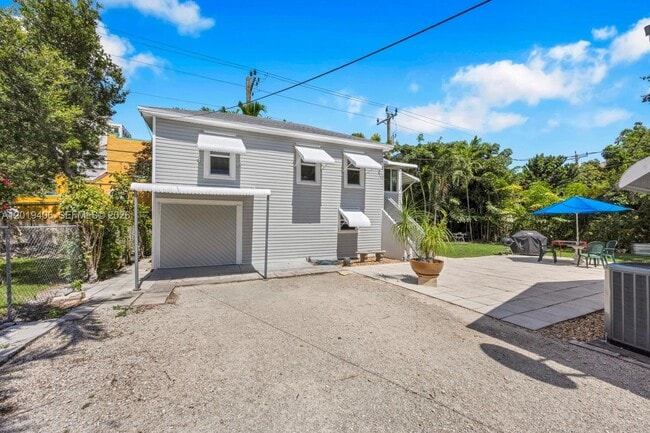Building Photo - 1351 SW 40th Ave Unit 1/2