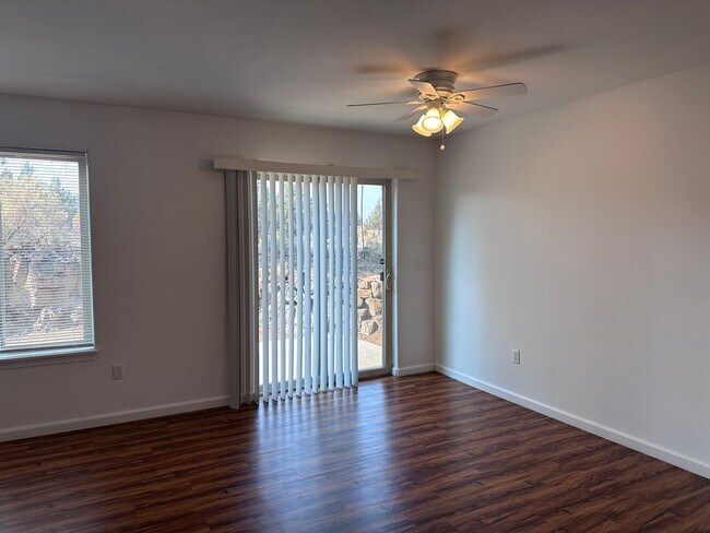 Photo - Updated 2 Bed Townhome w/ Garage, Fireplace & Utilities Included! Unidad #2