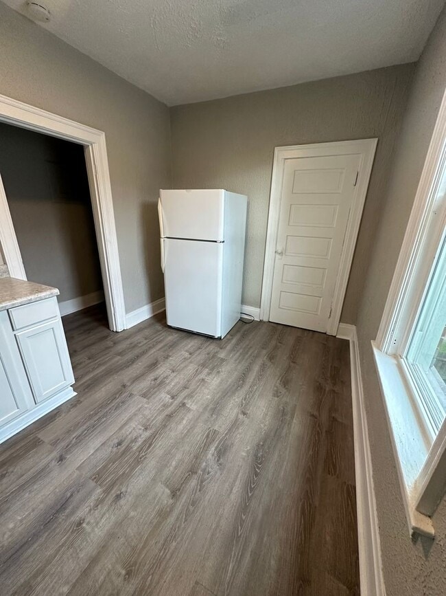 Photo - Beautiful Spacious 2 Bedroom Apt. Upstairs Unit in Duplex