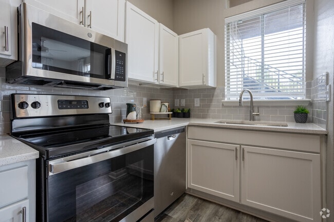 2 BR, 1 BA - 750 SF