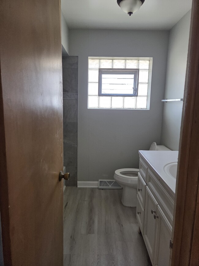 Full bath - 400 Prairie Ave Unidad 2