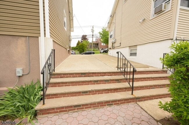 Photo - 487 MacArthur Ave
