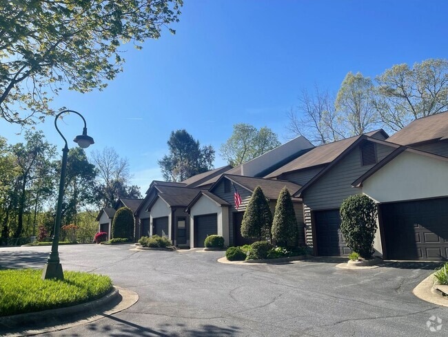 Building Photo - Spacious 2 Bed, 2 Bath Townhouse in Prime ...