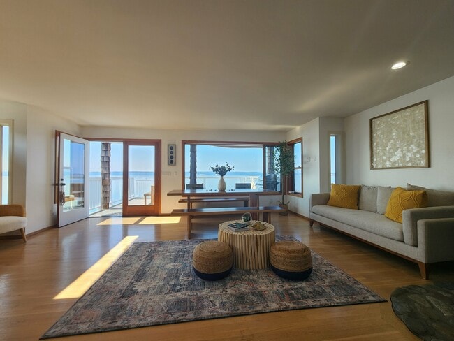 Photo - 19118 Soundview Dr NW