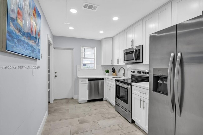 Building Photo - 2160 NE 56th St Unit 2