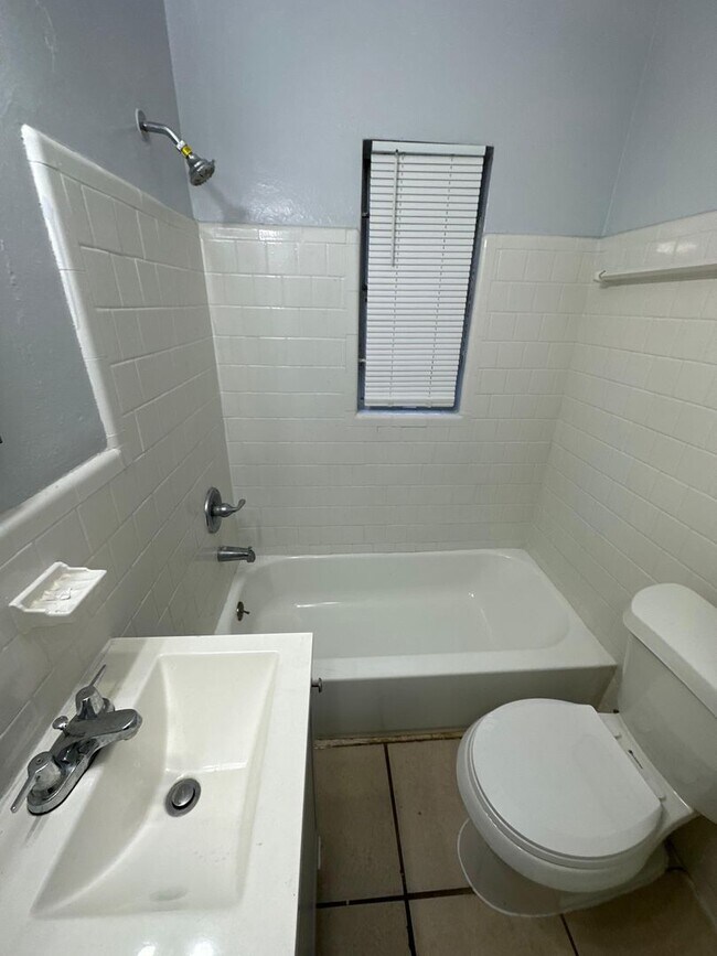 Photo - 2845/2847 W 6th St. Unidad 2847