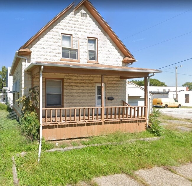 Building Photo - 2 Bedroom, 1 Full Bath, 2 Story home in th...