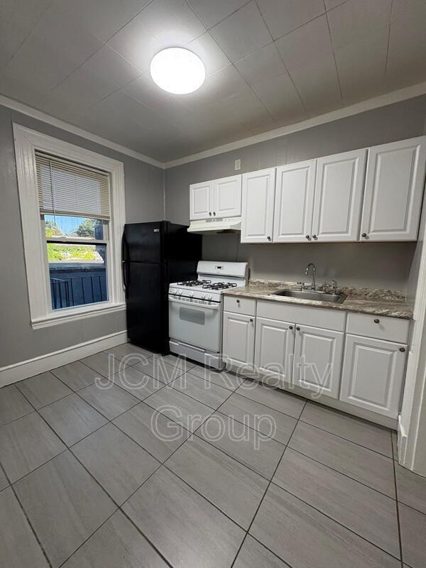 Building Photo - 64 Hollis St Unit 7 & 8 / 2nd Floor Rental