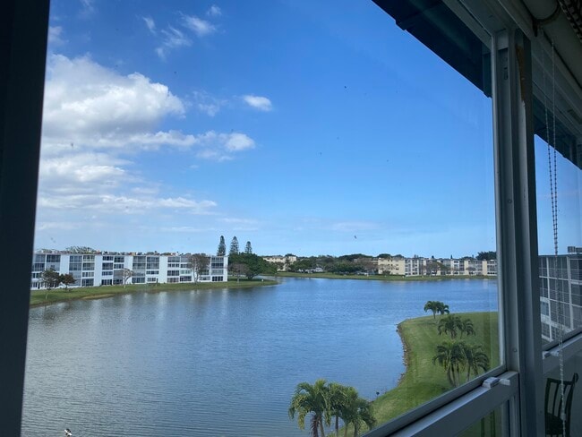 Building Photo - 4048 Exeter C Unit 4048