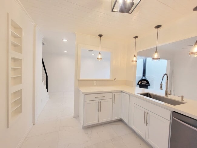Photo - 1808 Saxony Ln