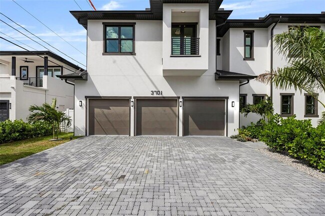 Photo - 3701 S Lynwood Ave