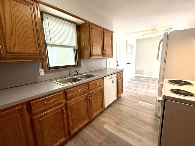 Photo - 427 Locust St NW