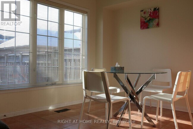 Photo - 753 Bur Oak Ave