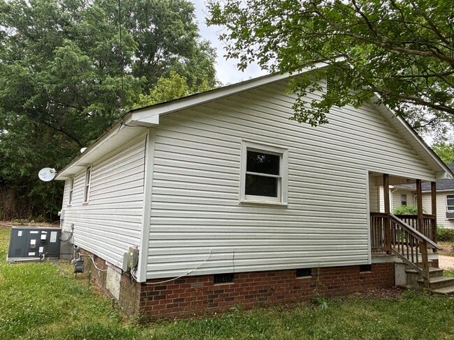 Photo - 907 Skyland St