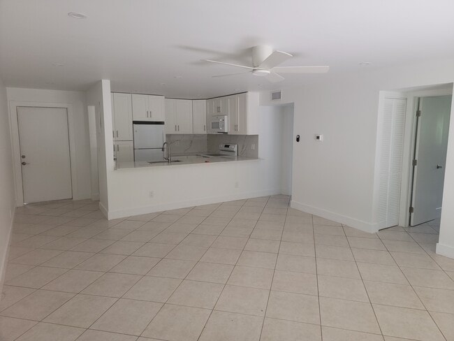 Building Photo - 1220 NW 16th Ct Unit Apt 1