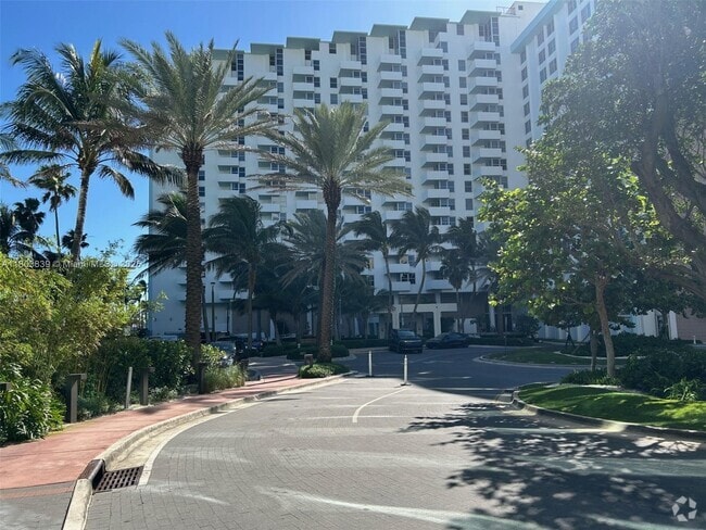 Building Photo - 2899 Collins Ave Unit 1538 Rental