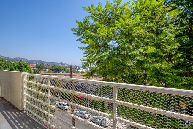 2BR, 2BA