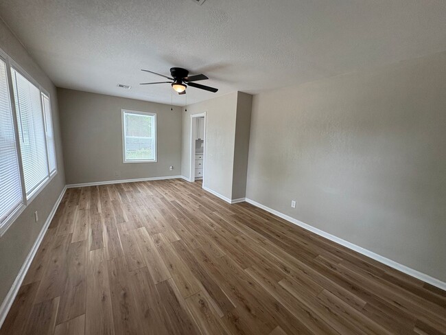 Photo - Don’t miss this opportunity! A Stylish Updated 4 Bedroom Home That’s Ready for You to Move Right In!