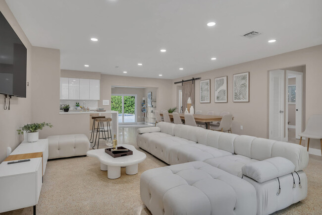 Building Photo - 85 NE 164th St Rental