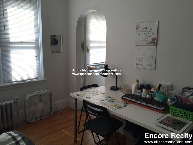 Building Photo - 349 Pleasant St