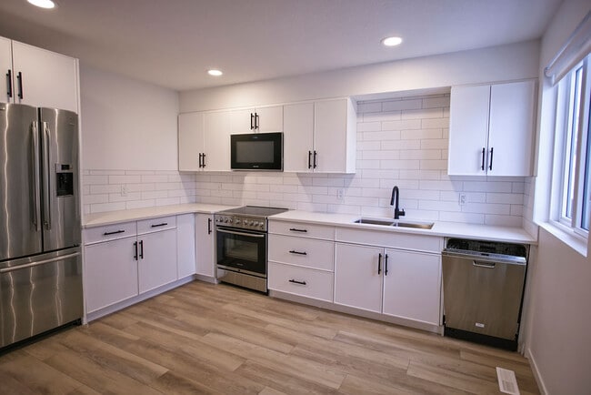 Building Photo - 12114-12143 43 St NW Unit 12114 MAIN