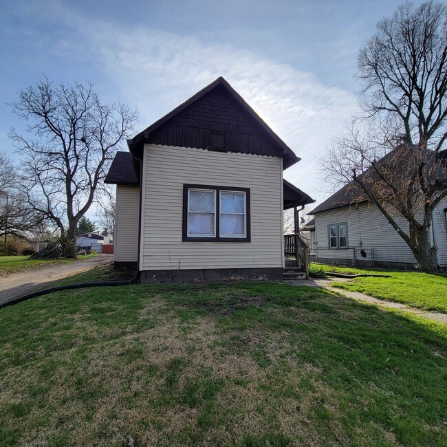 Building Photo - 2 Bedroom Eastside Home