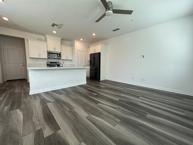 Photo - Gorgeous 3 Bedroom 2.5 Bathrooms Unit 53101