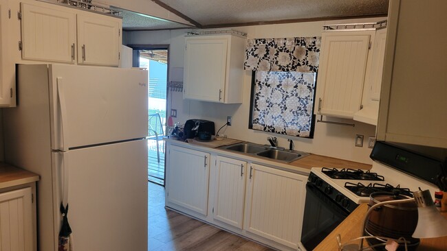 Kitchen with dishwasher - 4200 Cornhusker Hwy Casa