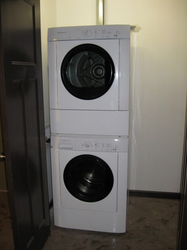 Photo - 633 Ontario St SE