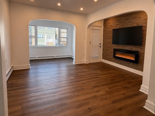 Photo - 162 W 9th St