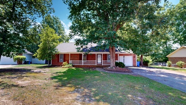Building Photo - Charming 3 bedroom / 2 bathroom home with large fenced backyard near shopping & Fort Bragg!