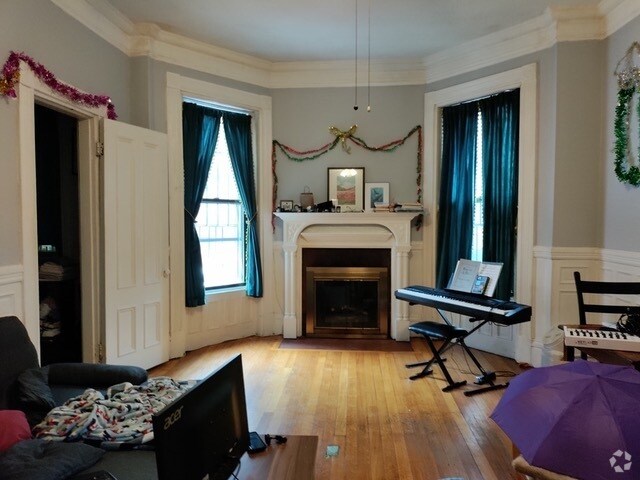 Building Photo - 296 Newbury St Unit 1 Rental