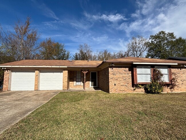 Building Photo - COZY AND SPACIOUS BRICK HOME NEAR PINES ROAD IN SHREVEPORT.