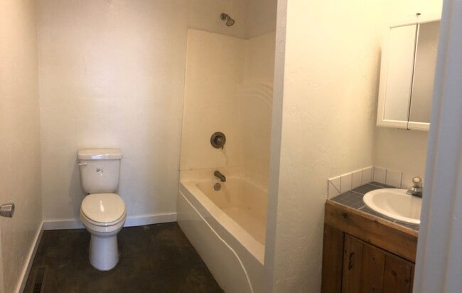 Photo - 4th St. Fourplex Unidad #1