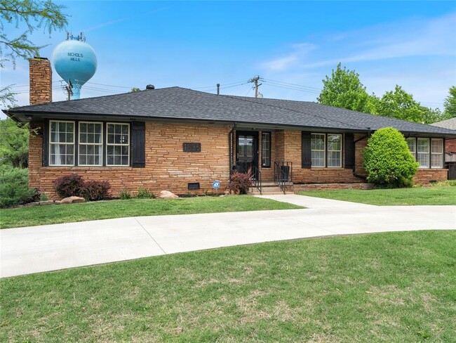 Photo - 1835 Drakestone Ave House
