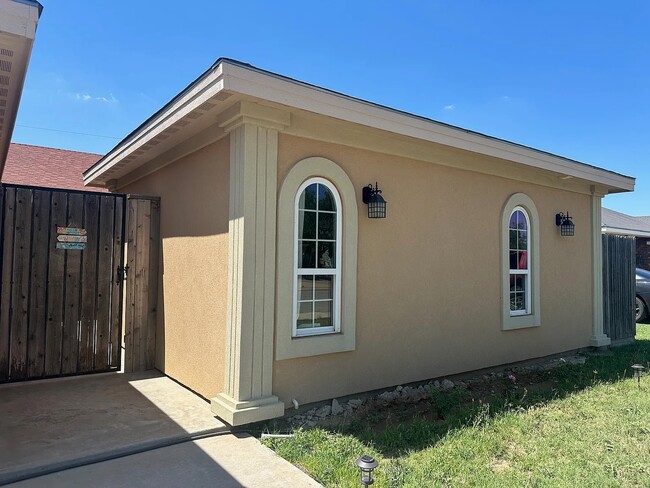 Building Photo - 1216 E Parker Ave