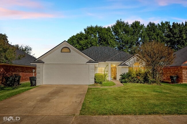 Building Photo - Check Out this 4 bed 2 bath