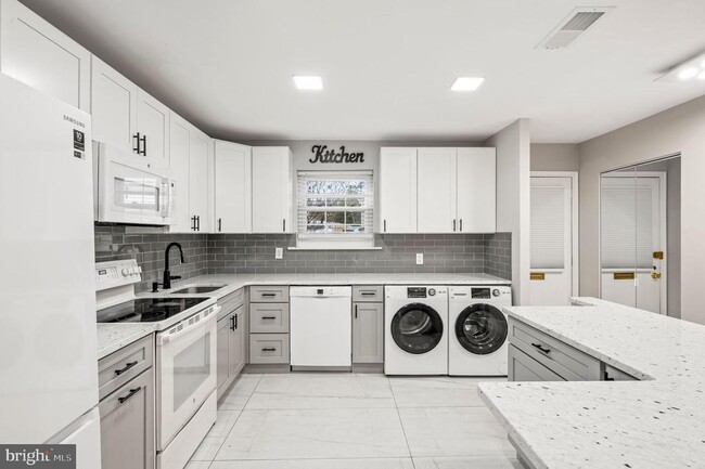 Building Photo - 124 Hampstead Dr