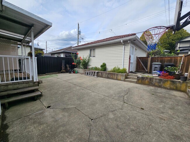 Photo - 265 61st Av E