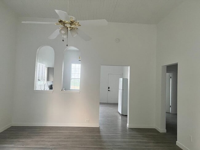 Photo - 425 Weber Hoese Ln