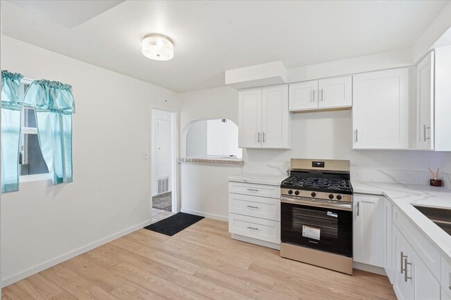 858 Ashfield Ave