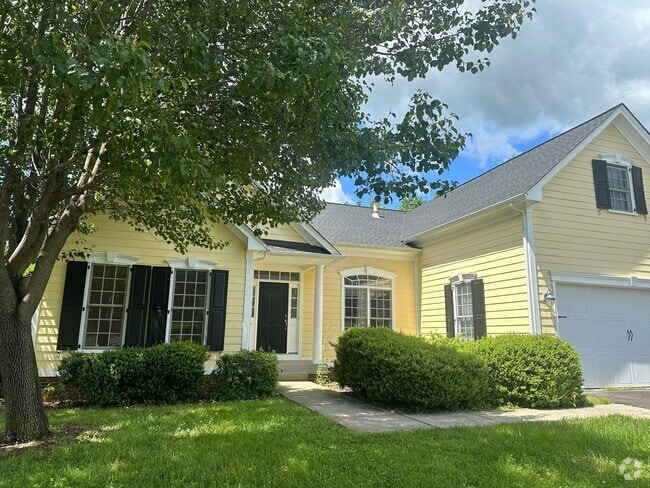 Building Photo - Fantastic custom built home in the exclusi...