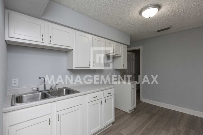 1560 W 17th St