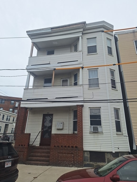Building Photo - 241 Walnut St Unit 3