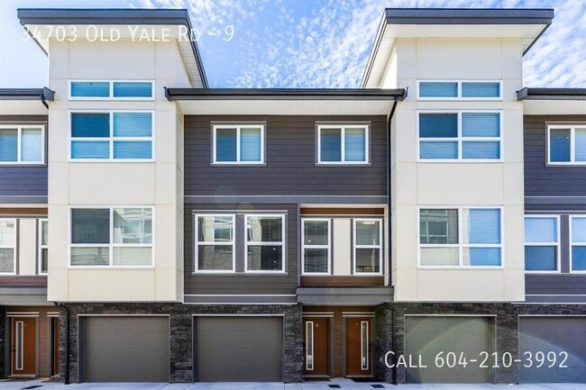 Building Photo - Townhouse Near Rec Centre