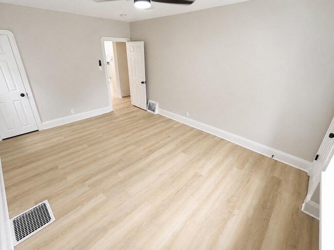 Photo - 1040 Mercer Ave